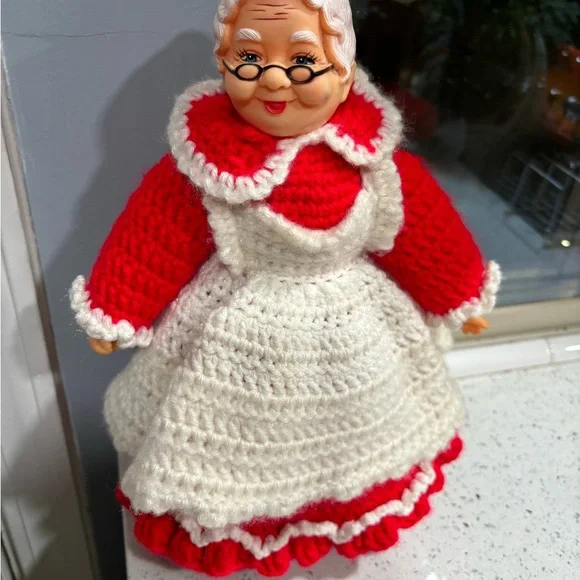 Santa and Mrs Claus Hand Made Crochet Dolls 1980s Vintage